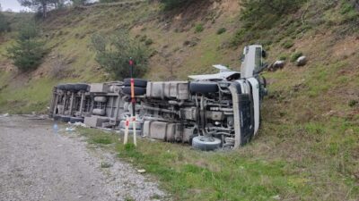 BURSA (AA) – Bursa'nın İnegöl ilçesinde devrilen su yüklü tırın