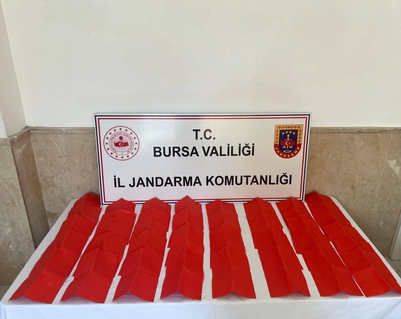 BURSA (AA) – Bursa'da A4 boyutundaki kağıtlara emdirilmiş sentetik uyuşturucu