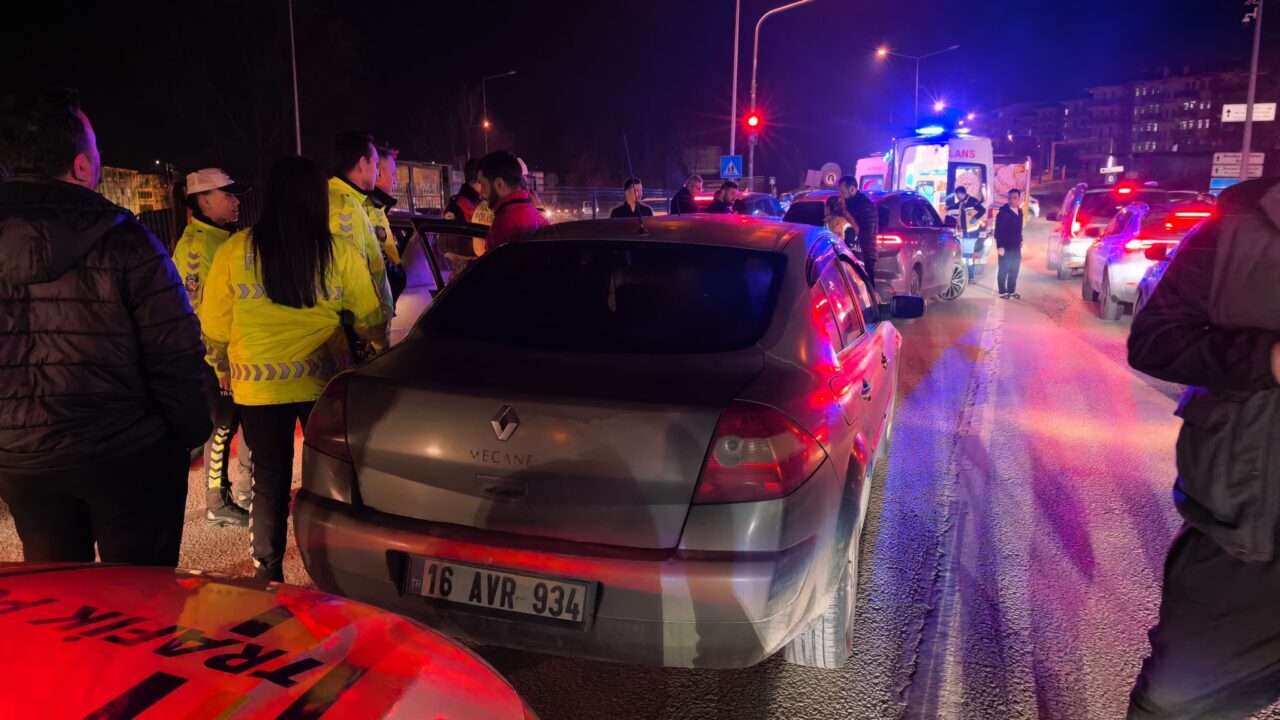 BURSA (AA) – Bursa'nın İnegöl ilçesinde 3 aracın karıştığı kazada