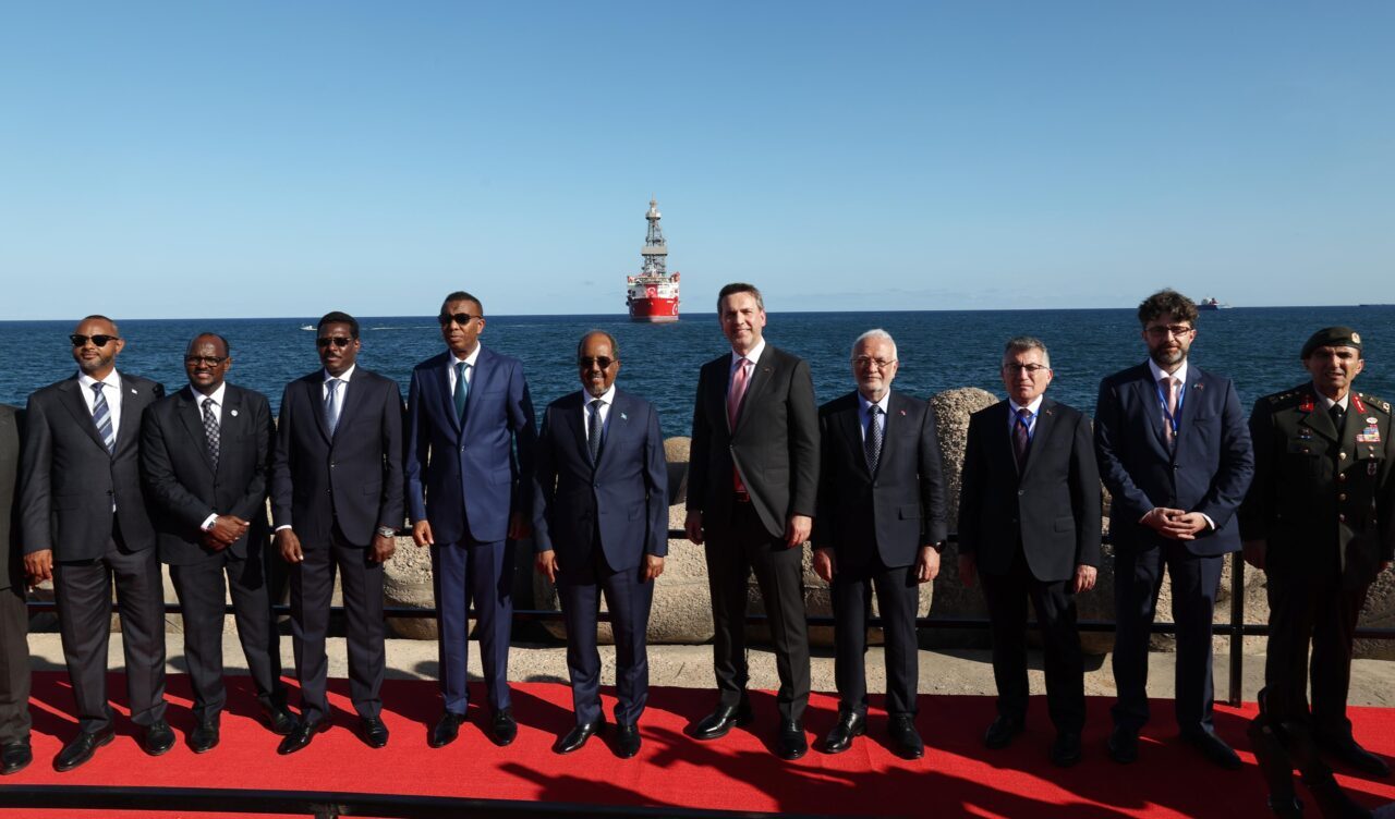 - Enerji ve Tabii Kaynaklar Bakanı Bayraktar:
- "Mogadişu'ya 372 kilometre