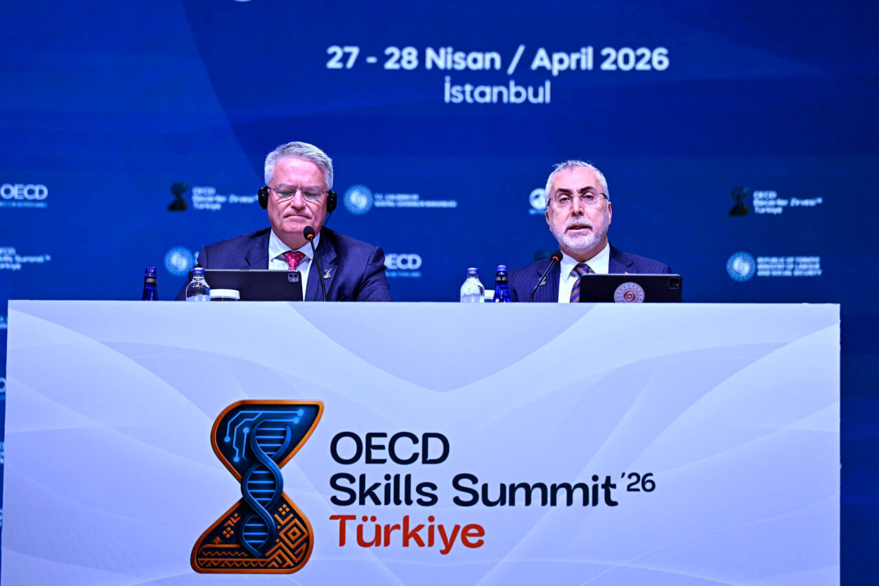- "Dünün becerileri dönüşürken, bugünün becerileri üzerine de yeni beceriler
