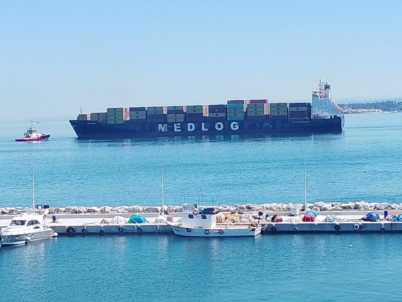ÇANAKKALE (AA) – Çanakkale Boğazı'nda makinesi arızalanan konteyner yüklü gemi,