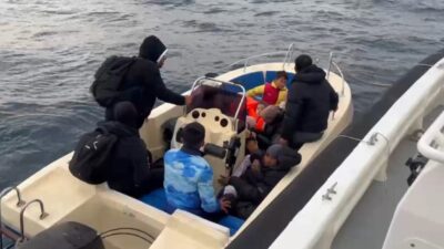 ÇANAKKALE (AA) – Çanakkale'de sahil güvenlik ekiplerince 13 düzensiz göçmen