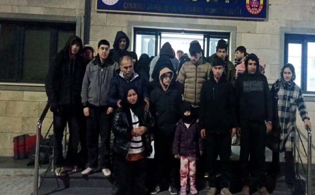 ÇANAKKALE (AA) – Çanakkale'de göçmen kaçakçılığı yaptıkları iddiasıyla gözaltına alınan