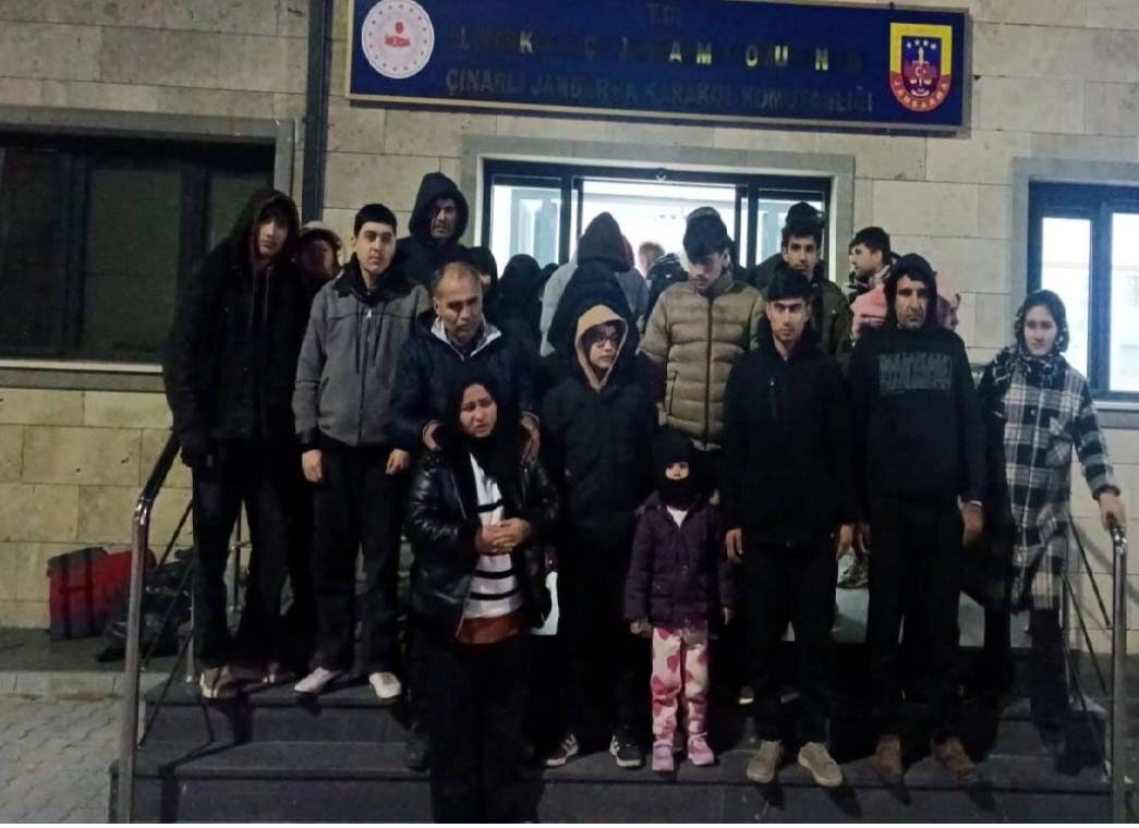 ÇANAKKALE (AA) – Çanakkale'de göçmen kaçakçılığı yaptıkları iddiasıyla gözaltına alınan
