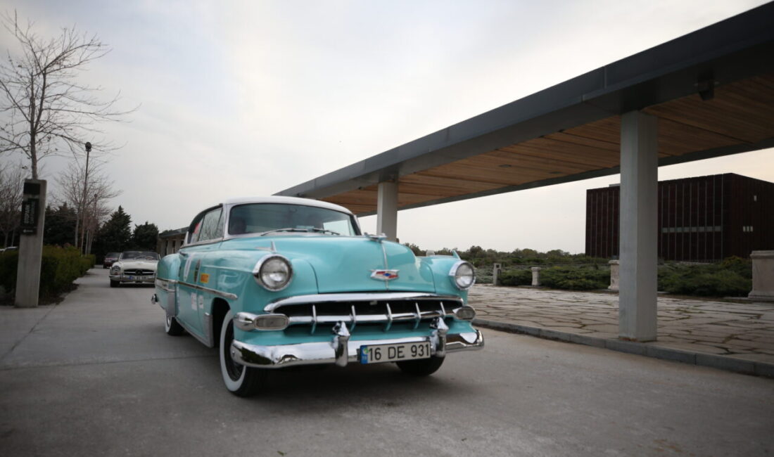 ÇANAKKALE (AA) – Klasik Otomobil Kulübünce düzenlenen "Bahar Rallisi" Çanakkale'de