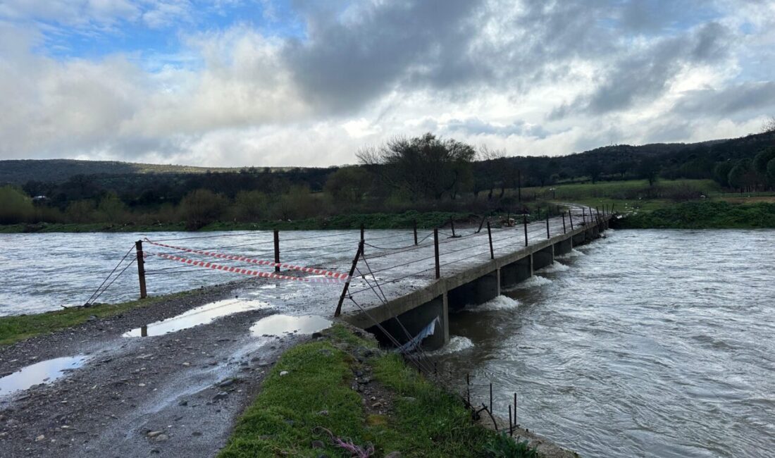 ÇANAKKALE (AA) – Çanakkale'nin Ayvacık ilçesinde, sağanak yaşamı olumsuz etkiliyor.