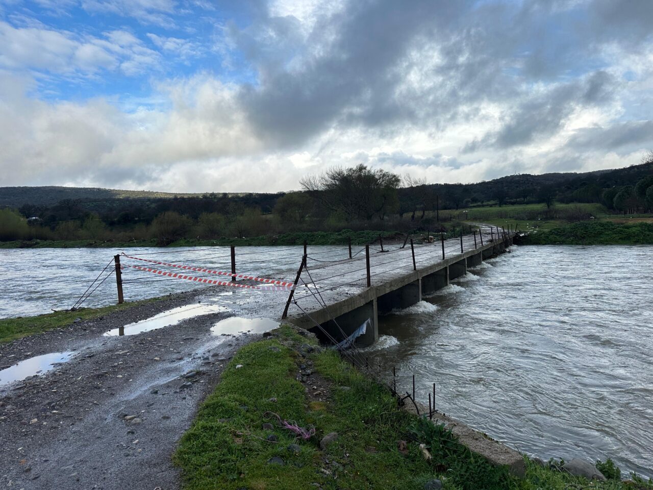 ÇANAKKALE (AA) – Çanakkale'nin Ayvacık ilçesinde, sağanak yaşamı olumsuz etkiliyor.