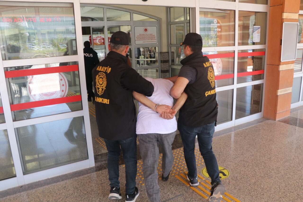 ÇANKIRI (AA) – Çankırı'nın Yapraklı ilçesinde kardeşini tüfekle öldüren zanlı