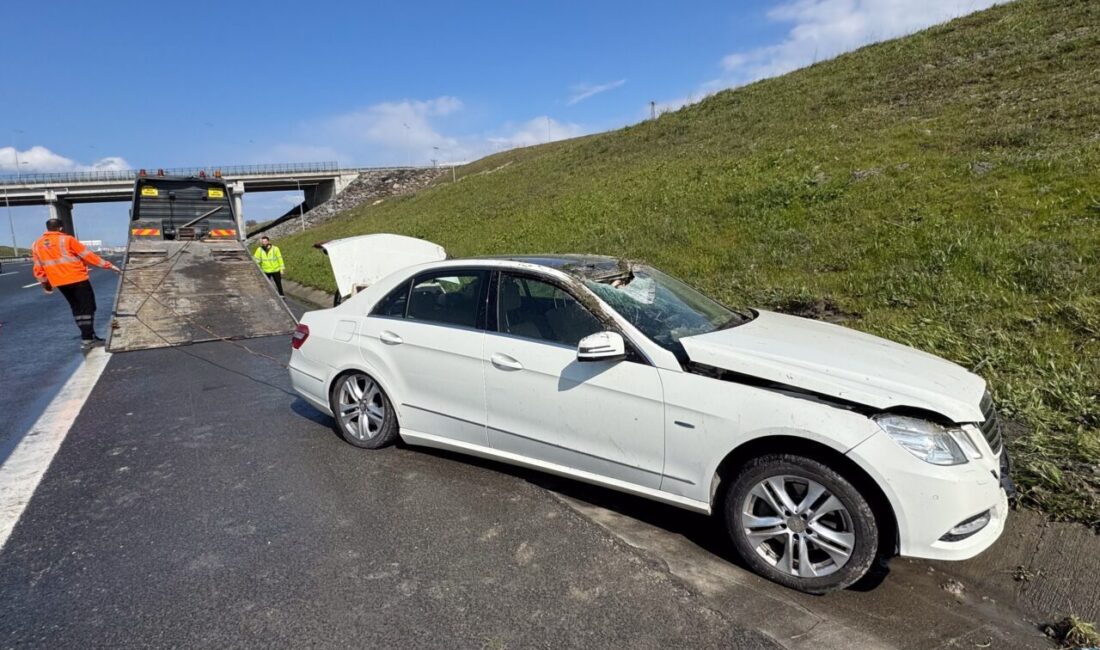 İSTANBUL (AA) – Çatalca'da, Kuzey Marmara Otoyolu'nda takla atan otomobildeki