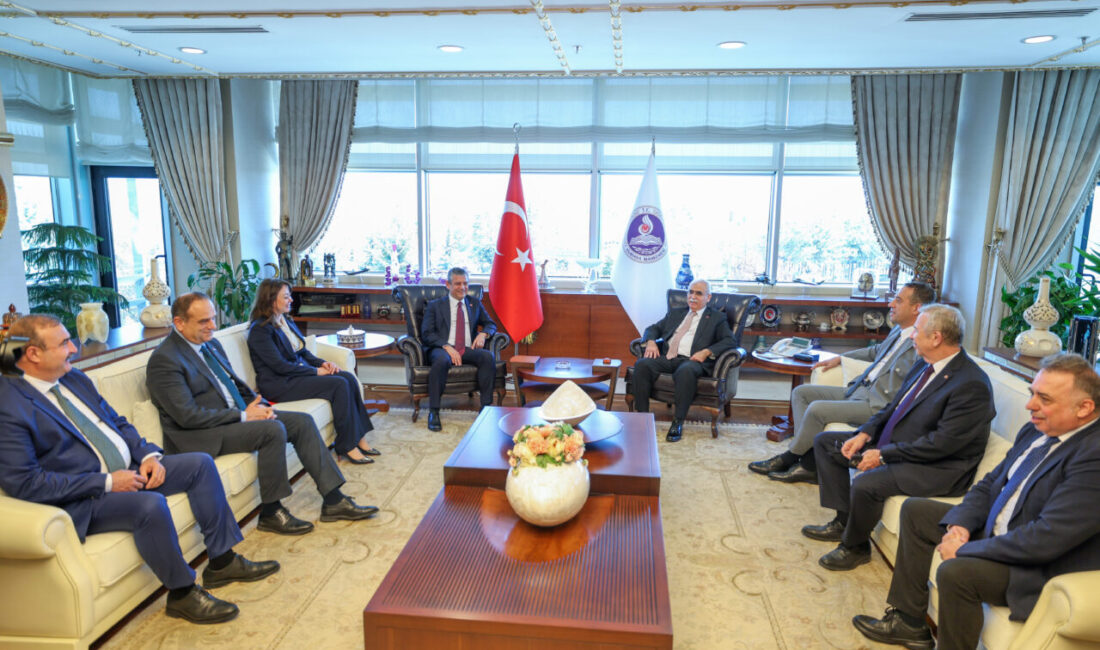 - "Bu ziyareti bir nezaket, makama saygı, o makamdaki kişilere