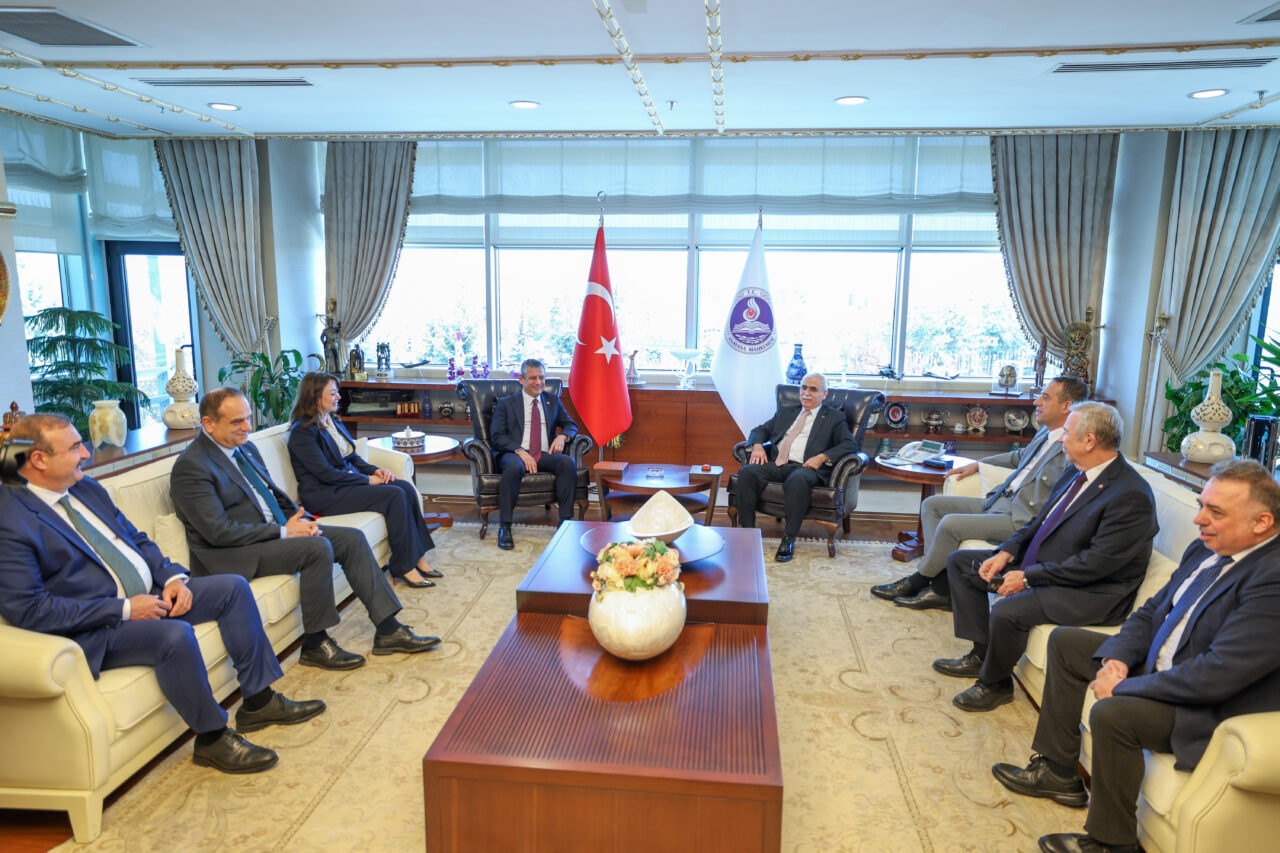 - "Bu ziyareti bir nezaket, makama saygı, o makamdaki kişilere