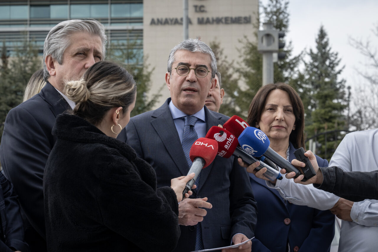 - Parti, üst düzey kamu yöneticilerinin atamasını düzenleyen kararname ile