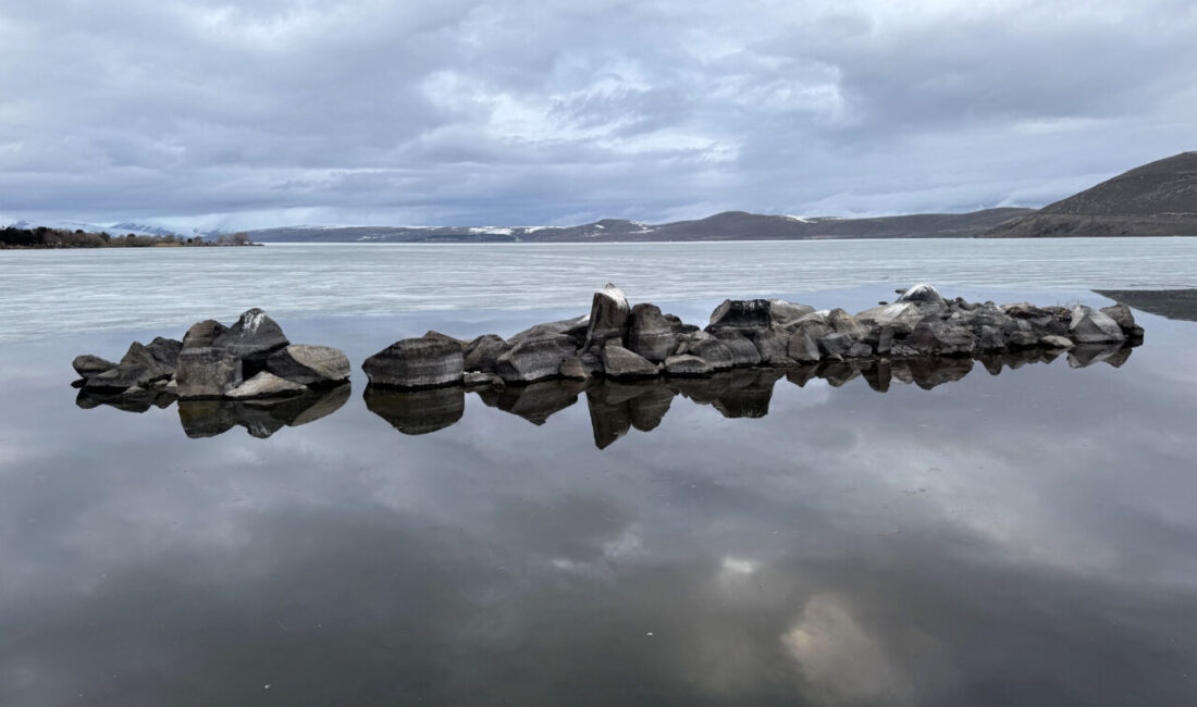 ARDAHAN (AA) – Çıldır Gölü'nün yüzeyini kaplayan buzlar, hava sıcaklıklarının