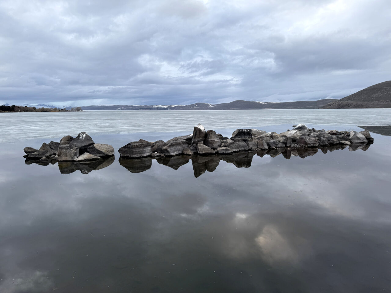 ARDAHAN (AA) – Çıldır Gölü'nün yüzeyini kaplayan buzlar, hava sıcaklıklarının