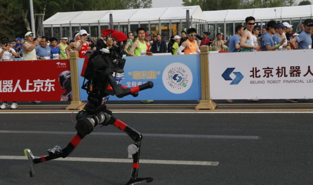 - Pekin'de insanların ve robotların yarıştığı yarı maraton koşusunda insansı