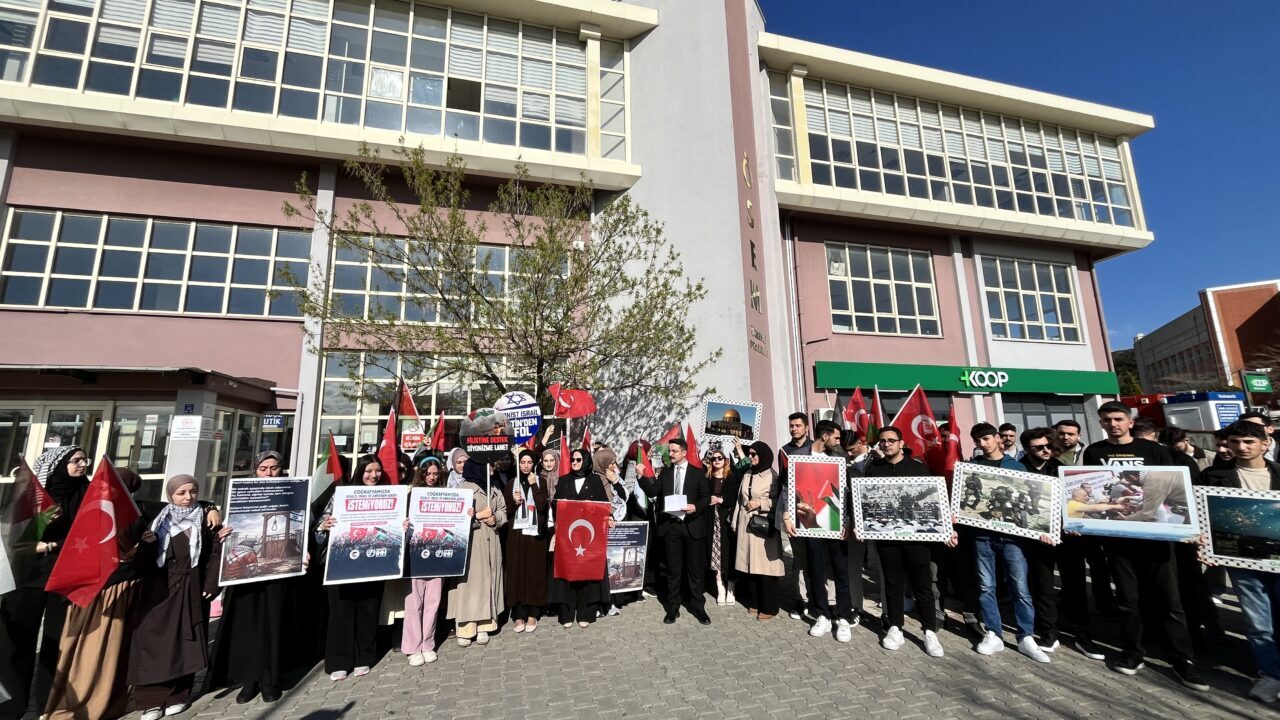 ÇANAKKALE (AA) – Çanakkale Onsekiz Mart Üniversitesi'nde (ÇOMÜ) bir araya