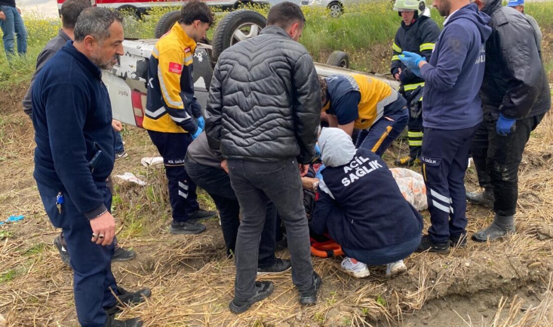 ÇORUM (AA) – Çorum'un Osmancık ilçesinde otomobilin çeltik tarlasına devrilmesi