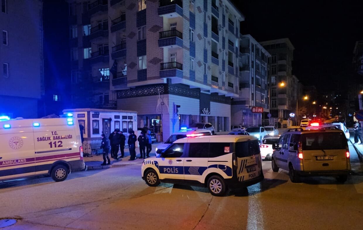 ÇORUM (AA) – Çorum'da çıkan kavgada 2 kişi bıçakla yaralandı.