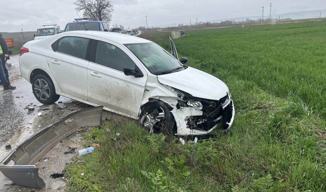 ÇORUM (AA) – Çorum'un Alaca ilçesinde iki otomobilin çarpışması sonucu