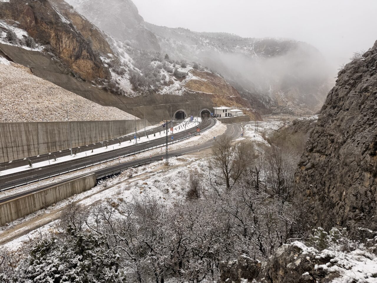 ÇORUM (AA) – Çorum'da kar ve karla karışık yağmur etkili