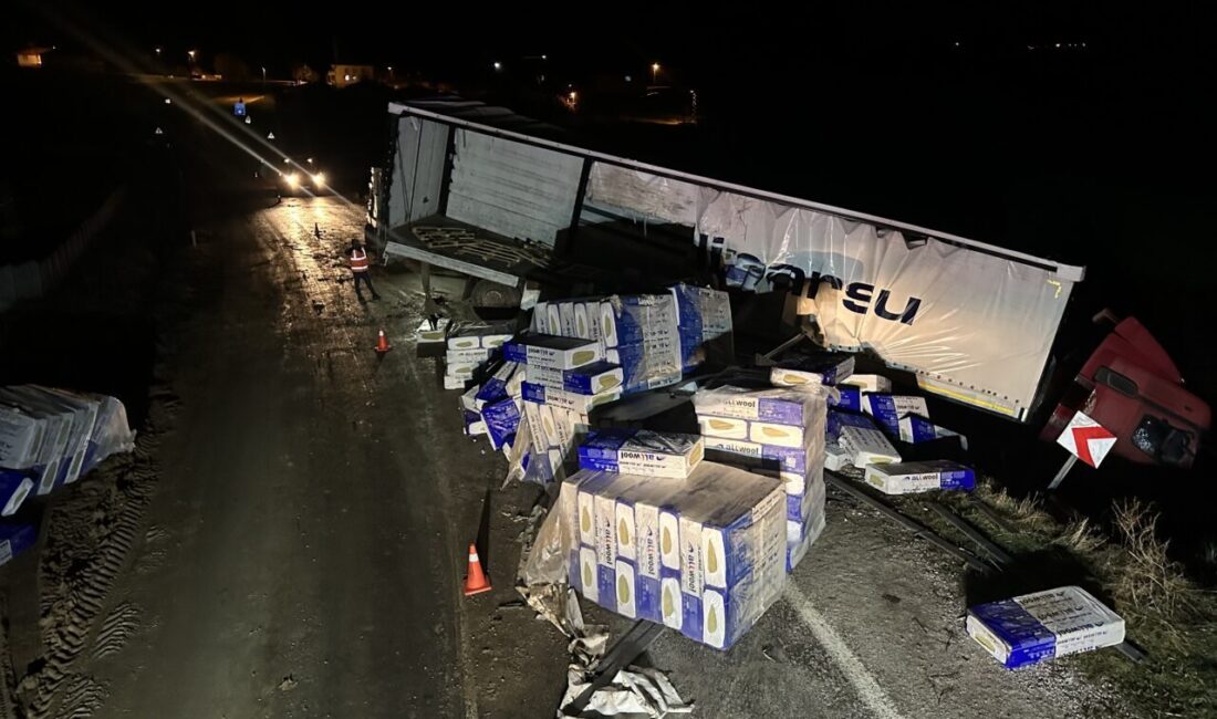 ÇORUM (AA) – Çorum'un Alaca ilçesinde tırın devrilmesi sonucu Kırıkkale-Tokat