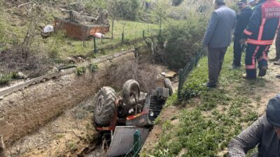ÇORUM (AA) – Çorum'un Sungurlu ilçesinde traktörün su kanalına devrilmesi