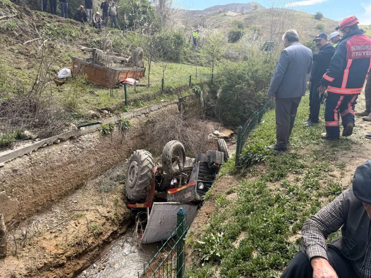 ÇORUM (AA) – Çorum'un Sungurlu ilçesinde traktörün su kanalına devrilmesi