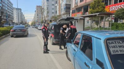 ÇORUM (AA) – Çorum'da uyuşturucu ele geçirilen otomobilde bulunan 2