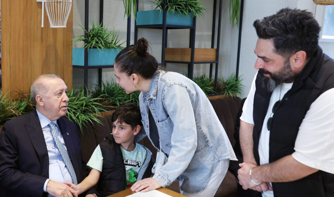 İSTANBUL (AA) – Cumhurbaşkanı Recep Tayyip Erdoğan, Beyoğlu'nda bir kafeyi