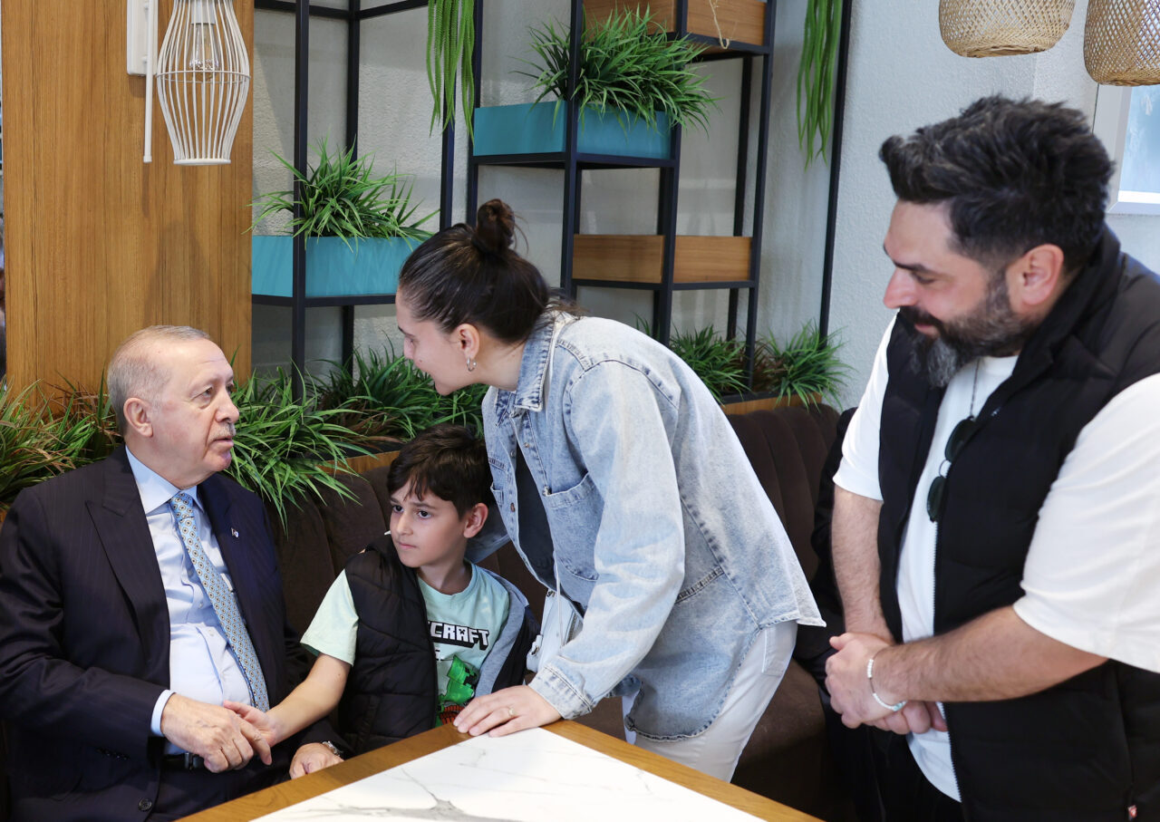 İSTANBUL (AA) – Cumhurbaşkanı Recep Tayyip Erdoğan, Beyoğlu'nda bir kafeyi