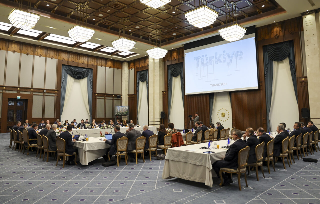 - "Türkiye, üretim, ticaret ve dağıtım alanlarında giderek merkezi bir