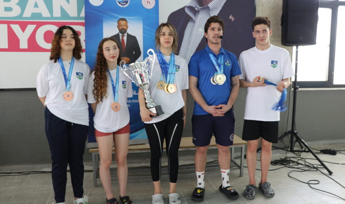 ELAZIĞ (AA) – Elazığ'da düzenlenen Cumhurbaşkanlığı Kupası Paletli Yüzme Kulüplerarası