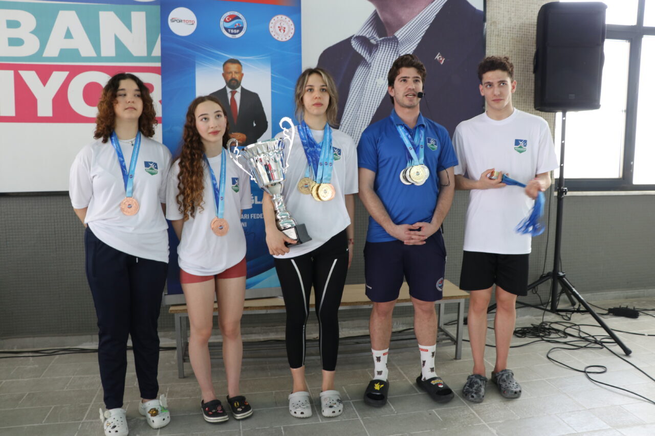 ELAZIĞ (AA) – Elazığ'da düzenlenen Cumhurbaşkanlığı Kupası Paletli Yüzme Kulüplerarası