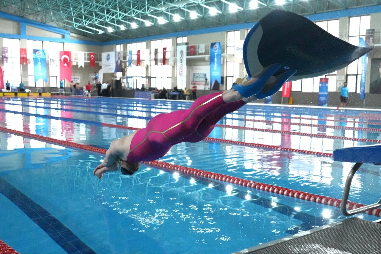 ELAZIĞ (AA) – Elazığ'da düzenlenen Cumhurbaşkanlığı Kupası Paletli Yüzme Kulüplerarası