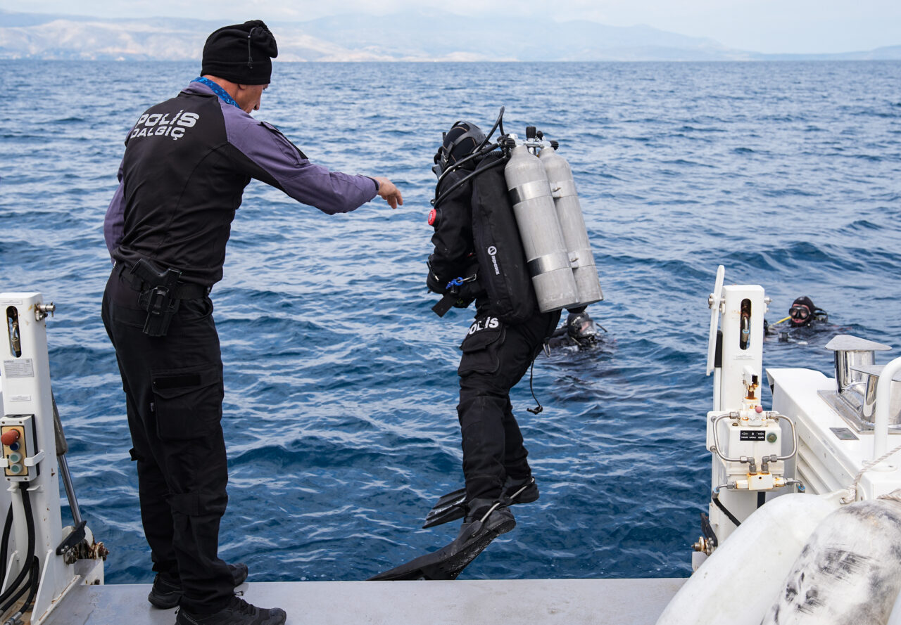 - Kurbağa adamların çalışması AA ekibince su altından ve dronla