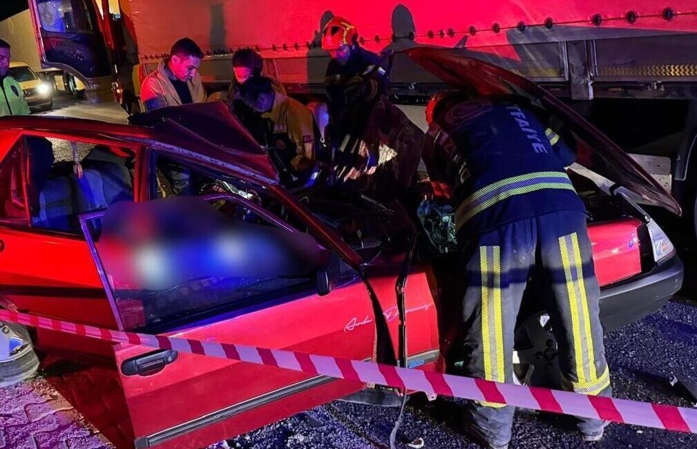 DENİZLİ (AA) – Denizli'nin Çardak ilçesinde otomobilin tıra çarpması sonucu