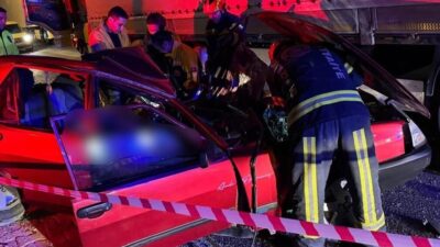 DENİZLİ (AA) – Denizli'nin Çardak ilçesinde otomobilin tıra çarpması sonucu