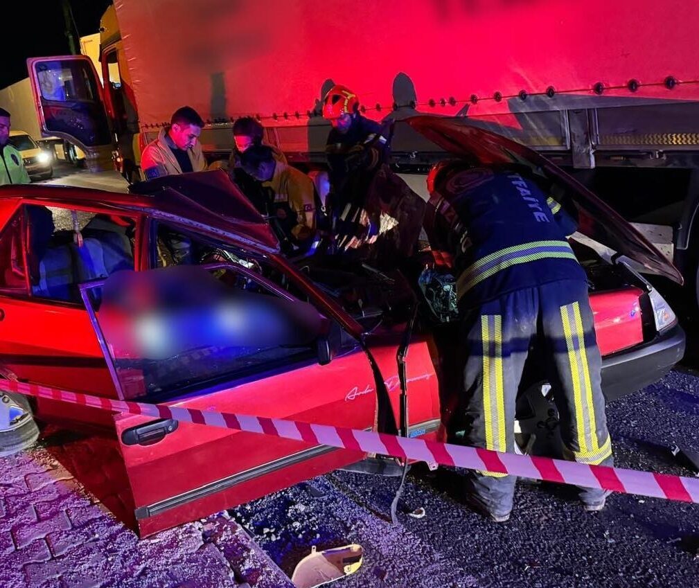 DENİZLİ (AA) – Denizli'nin Çardak ilçesinde otomobilin tıra çarpması sonucu