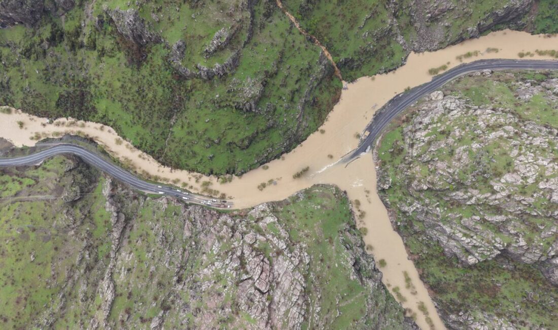 HAKKARİ (AA) – Hakkari'de derenin taşması sonucu bir bölümü su