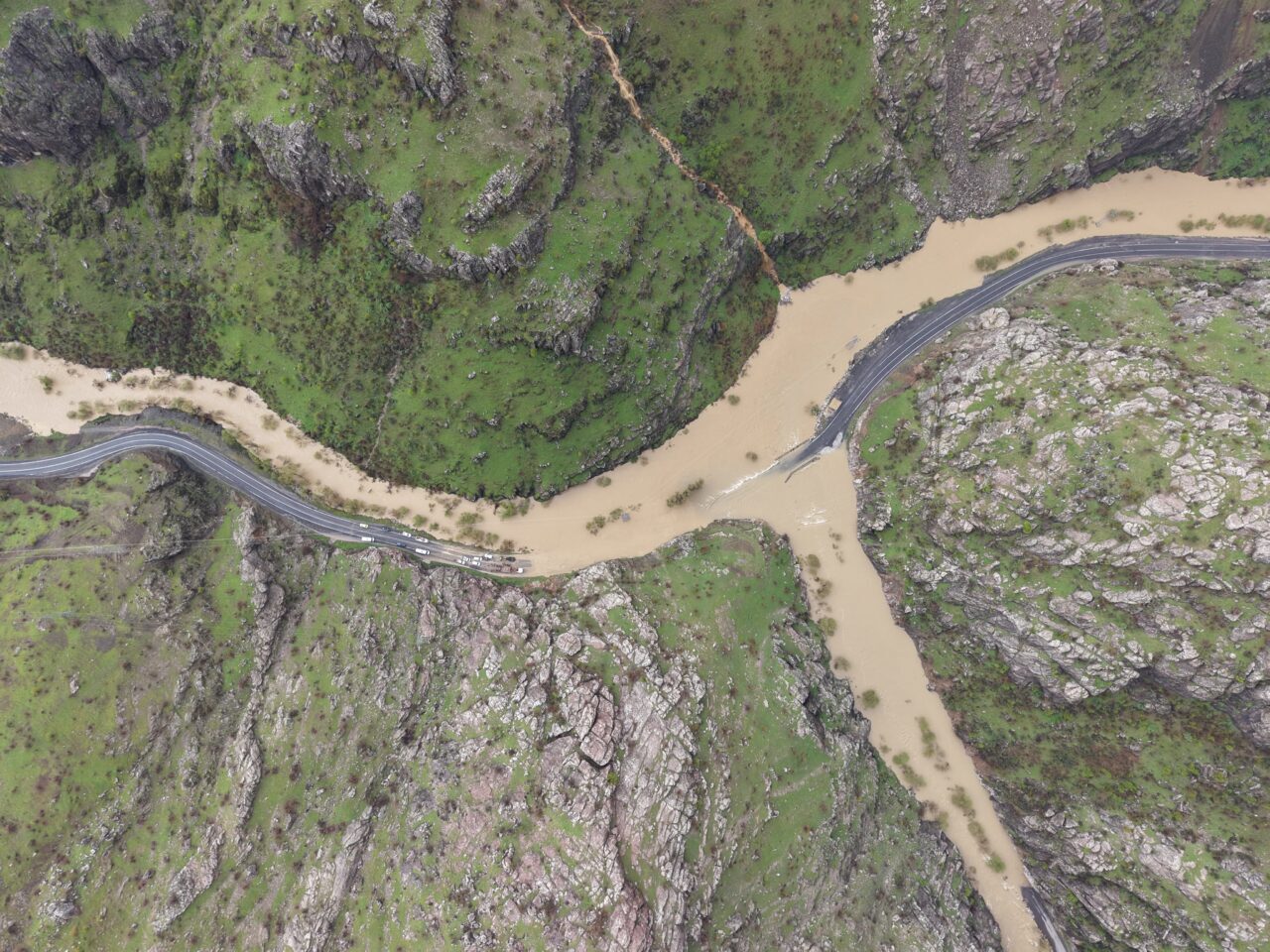 HAKKARİ (AA) – Hakkari'de derenin taşması sonucu bir bölümü su