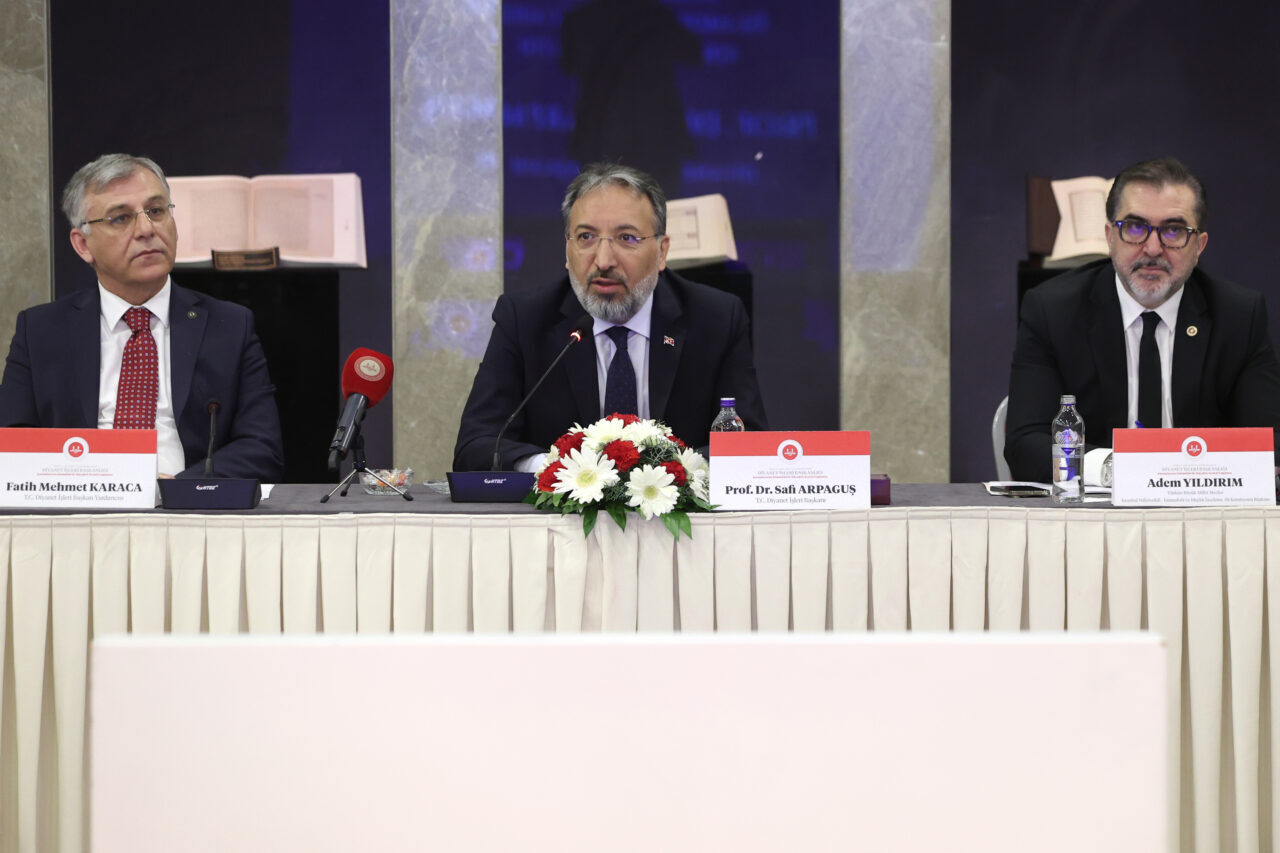 - "İslamofobi'ye karşı verilen mücadele, bir kimlik savunusunun ötesinde, insan