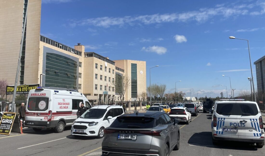 DİYARBAKIR (AA) – Diyarbakır Adliyesi ek binası önünde çıkan bıçaklı