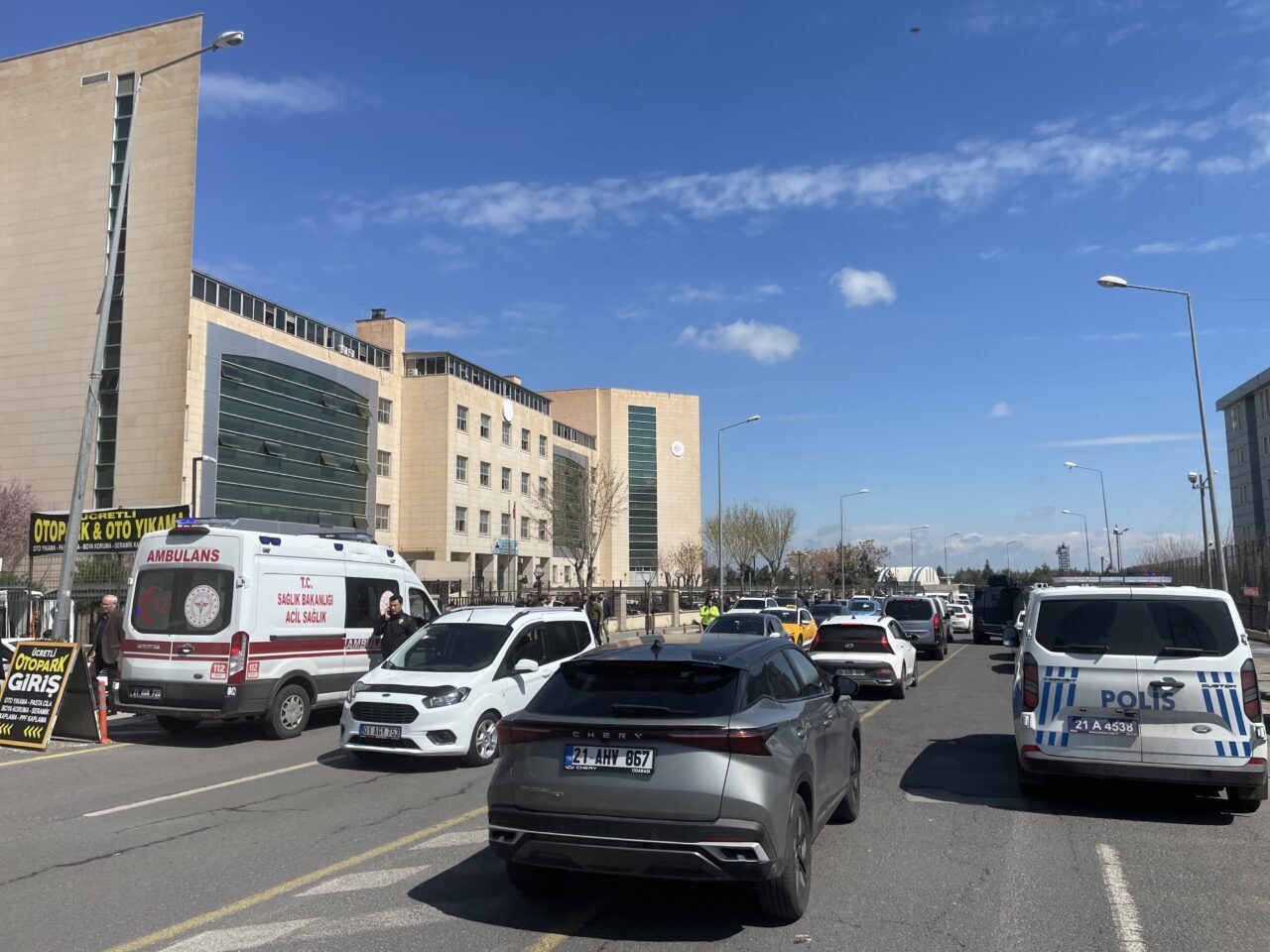 DİYARBAKIR (AA) – Diyarbakır Adliyesi ek binası önünde çıkan bıçaklı