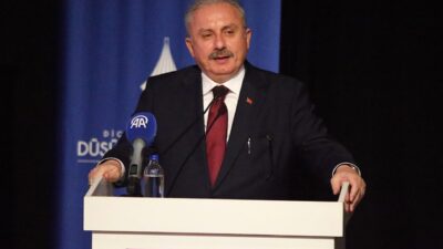 - Eski TBMM Başkanı Mustafa Şentop:
- "Hukukçunun özelliği hayatın görünen