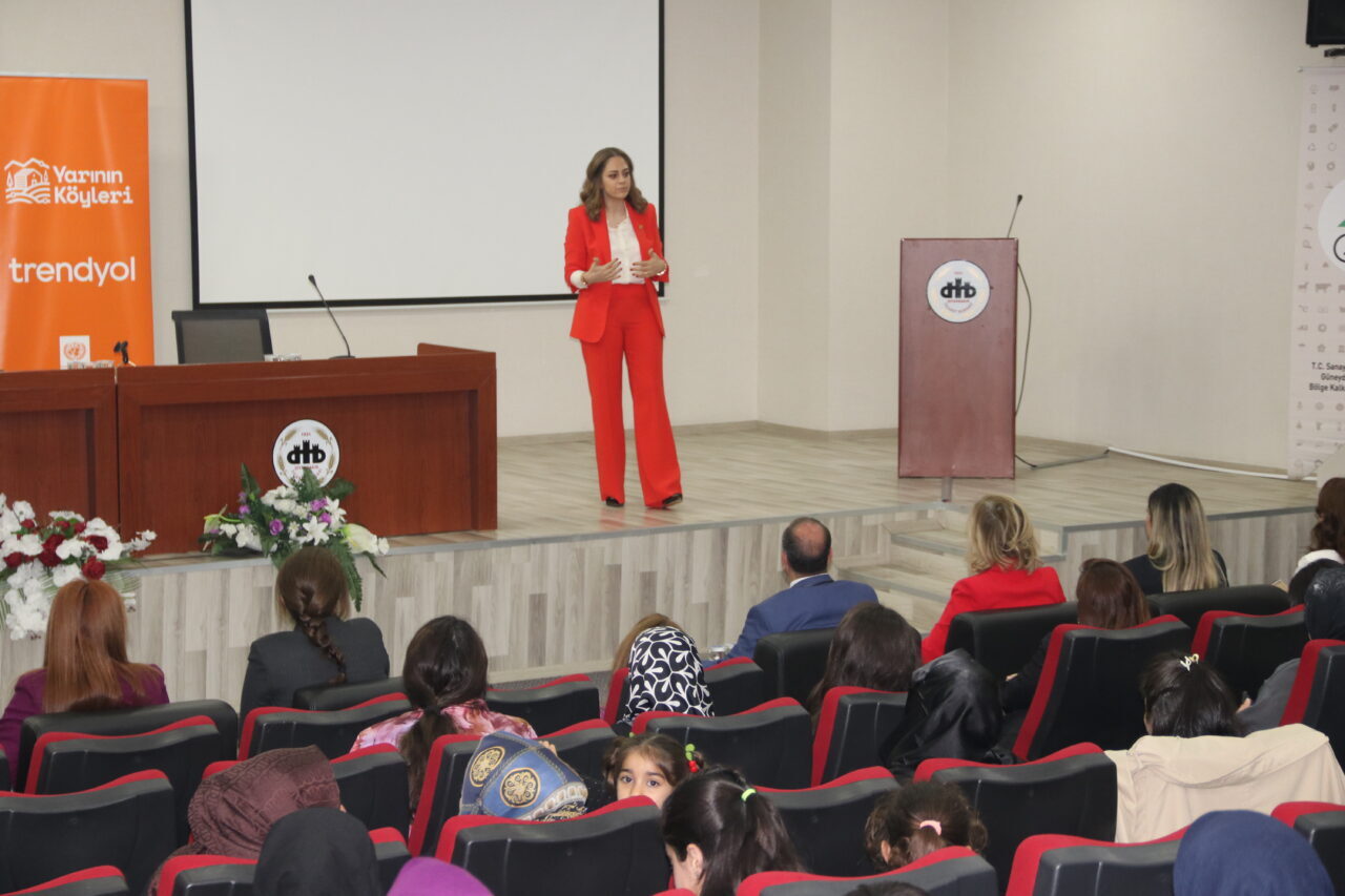 DİYARBAKIR (AA) – Diyarbakır'da, iki gün sürecek "Kadınların Güçlenmesi ve