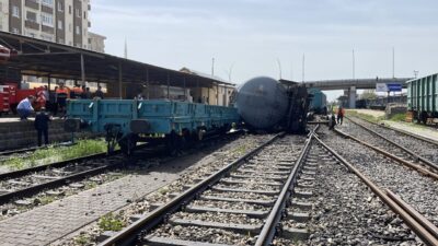 DİYARBAKIR – Diyarbakır'da raydan çıkan yük treninin vagonu devrildi. Batman'dan