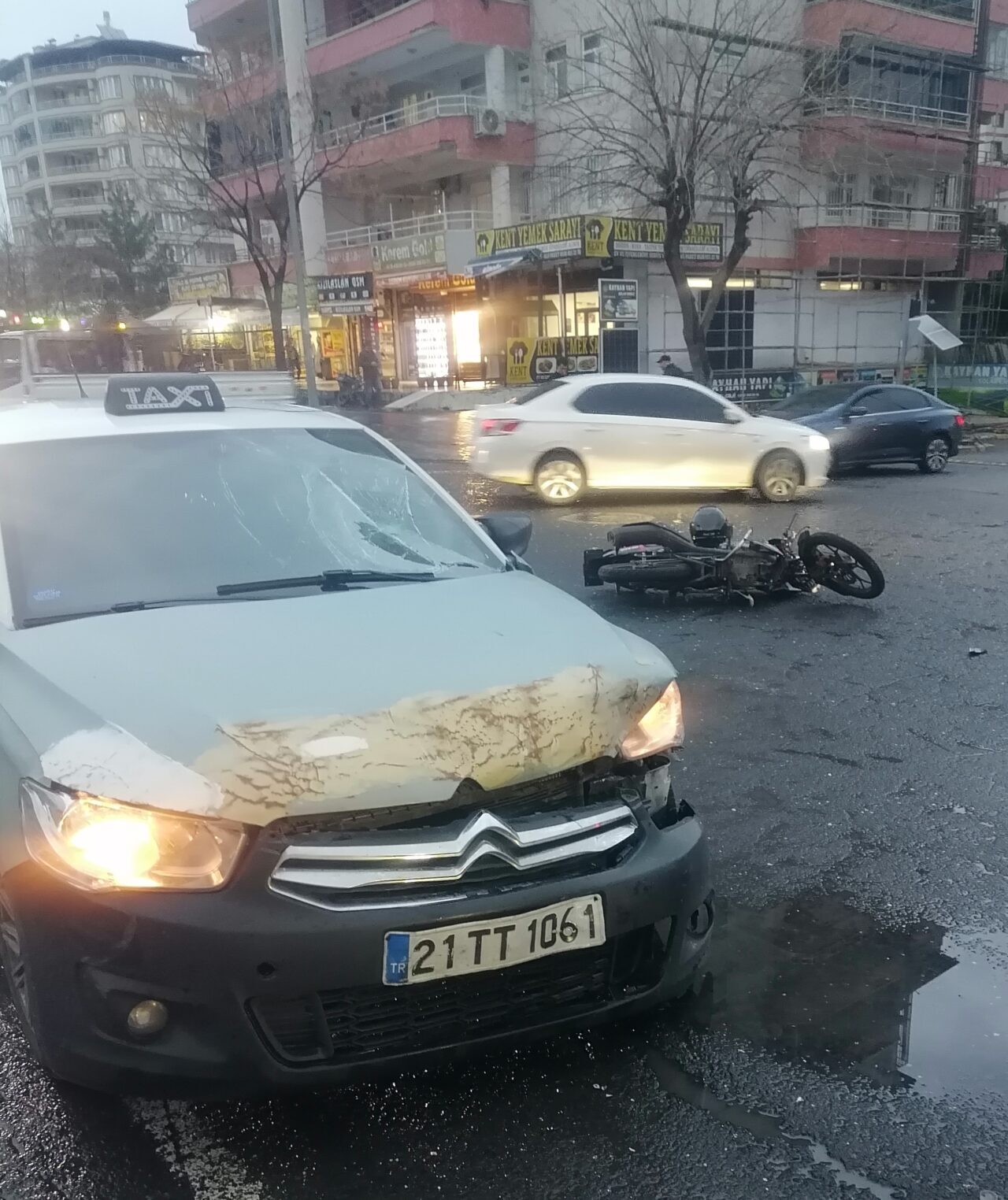 DİYARBAKIR (AA) – Diyarbakır'ın Kayapınar ilçesinde taksinin çarptığı motosiklet sürücüsü