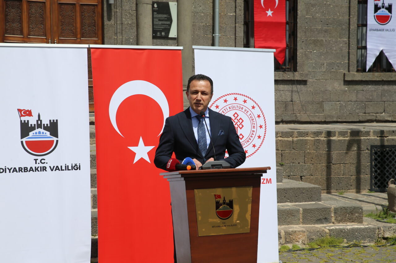 - Vali Murat Zorluoğlu:
- "Diyarbakır'ımıza özellikle ülkemizin batısından çok büyük