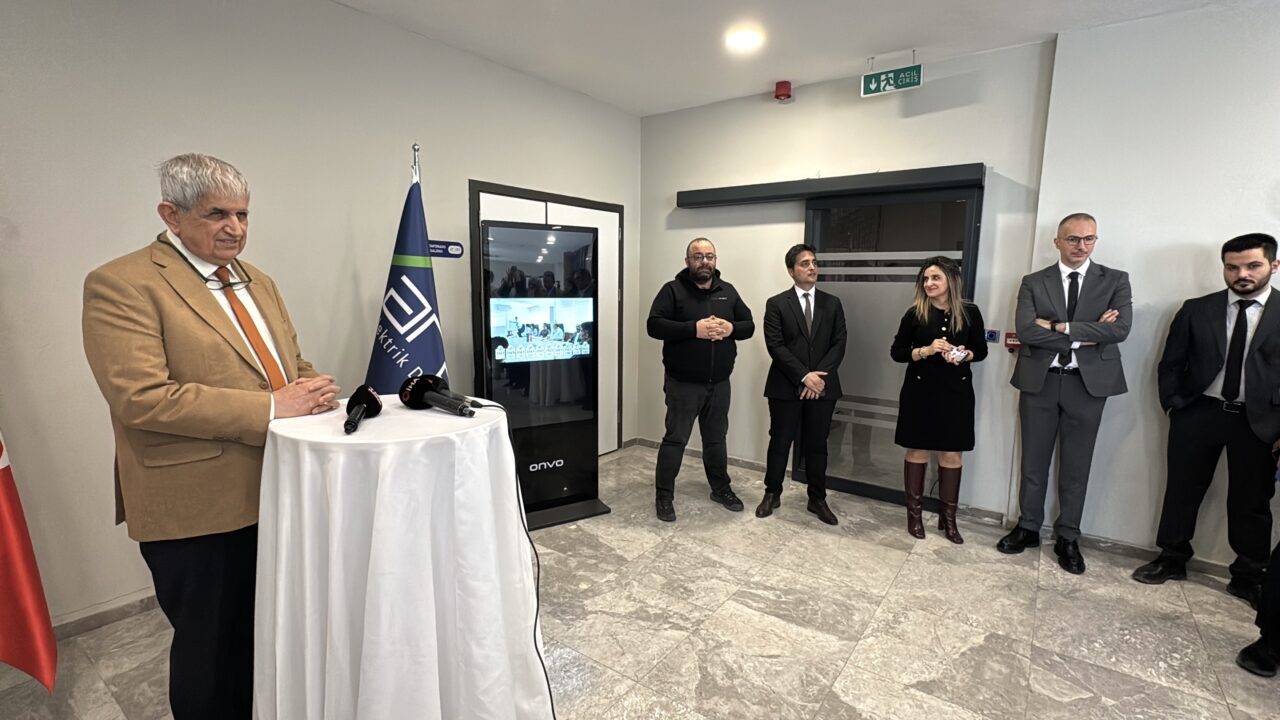 - Aras EDAŞ Genel Müdürü Fikret Akbaş:
- "Yoğun günlerde yapay